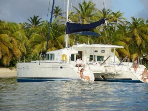 Katamaran Lagoon 440 chartern in True Blue Bay Marina