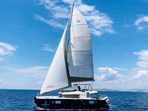 Kat Lagoon 450 Yachtcharter in Megalochori Santorini