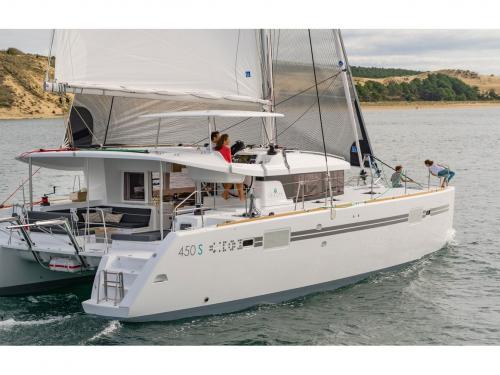 Kat Lagoon 450 S chartern in French Cul de Sac