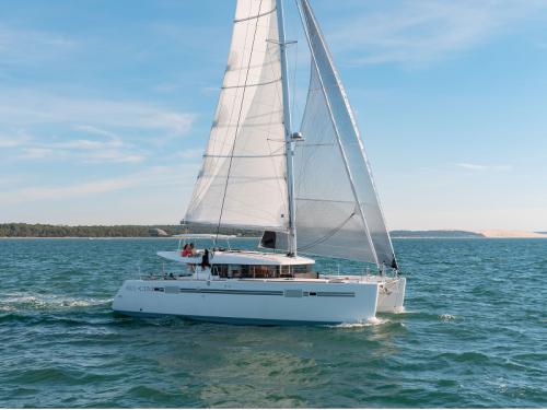 Katamaran Lagoon 450 S chartern in Arrecife