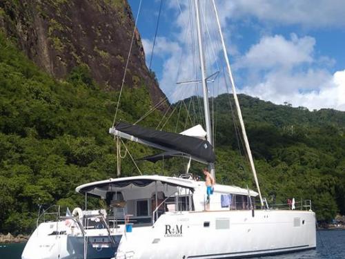 Katamaran Lagoon 450 chartern in Ribishi