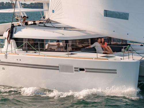 Katamaran Lagoon 450 Yachtcharter in Stadthafen von Marina