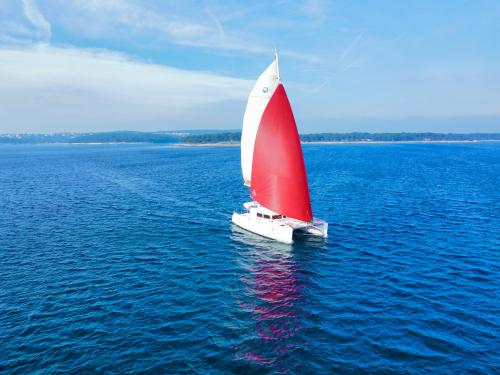 Katamaran Lagoon 450 F Yachtcharter in Marina Agana