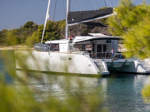 Katamaran Lagoon 450 F Yachtcharter in Jesenice