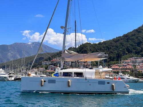 Cat Lagoon 450 F for rent in Yes Marina