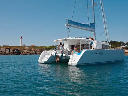 Katamaran Lagoon 450 F Yachtcharter in Marina Manuel Reef
