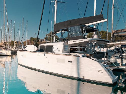 Katamaran Lagoon 450 F chartern in Athen