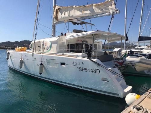 Cat Lagoon 450 F for rent in Rosignano Solvay