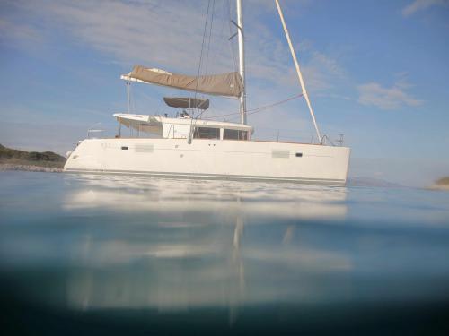 Katamaran Lagoon 450 F Yachtcharter in Marina Lefkas