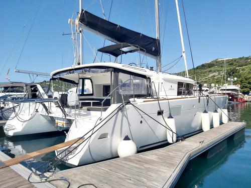 Kat Lagoon 450 F chartern in Marina Kremik