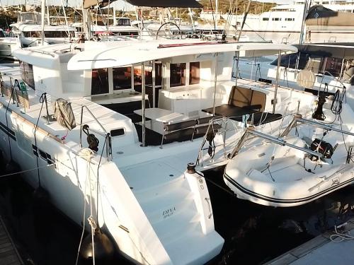 Katamaran Lagoon 450 F chartern in Lavrio