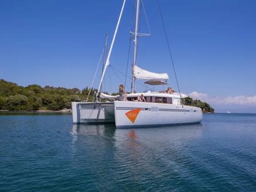 Katamaran Lagoon 450 F Yachtcharter in Marina Perigiali