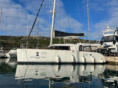 Katamaran Lagoon 450 F Yachtcharter in ACI Marina Split