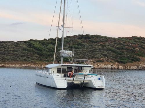Cat Lagoon 450 S for hire in Vigo