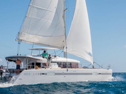 Katamaran Lagoon 450 Yachtcharter in Joma Marina