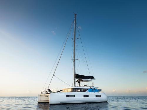 Catamaran Lagoon 46 for hire in Niutahi