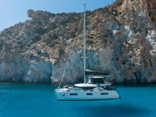 Katamaran Lagoon 46 Yachtcharter in Parikia