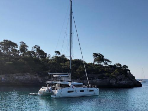 Katamaran Lagoon 46 Yachtcharter in Marina Naviera Balear