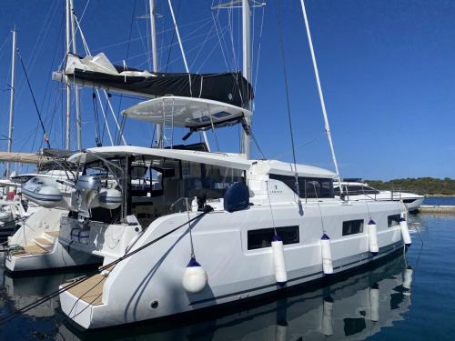 Katamaran Lagoon 46 chartern in Portisco