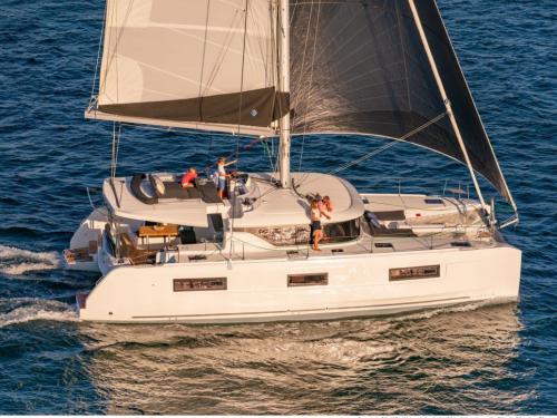 Catamaran Lagoon 46 for rent in Maya Cove
