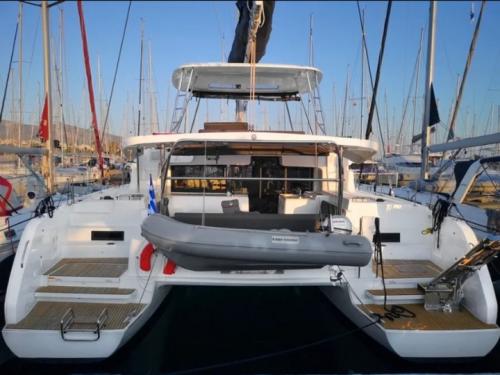 Katamaran Lagoon 46 chartern in Marina Alimos Kalamaki