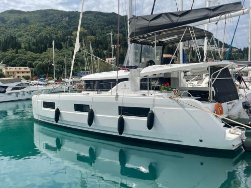 Katamaran Lagoon 46 Yachtcharter in Benitses