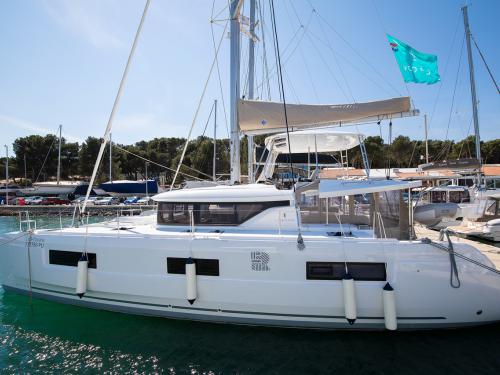 Cat Lagoon 46 for hire in Pomer