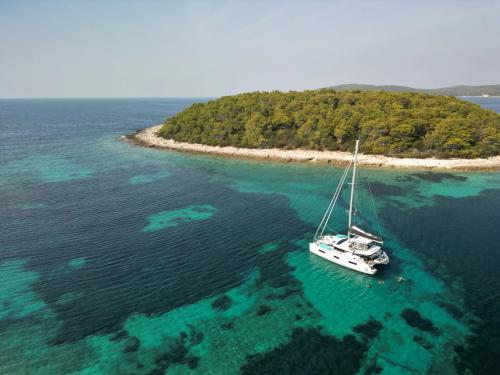 Kat Lagoon 46 chartern in Trogir