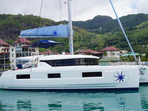 Kat Lagoon 46 chartern in Eden Island Marina