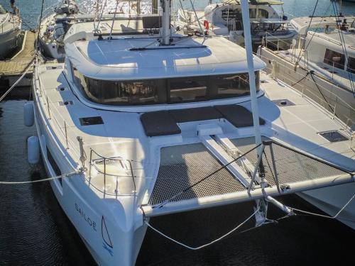 Kat Lagoon 46 chartern in Eden Island Marina