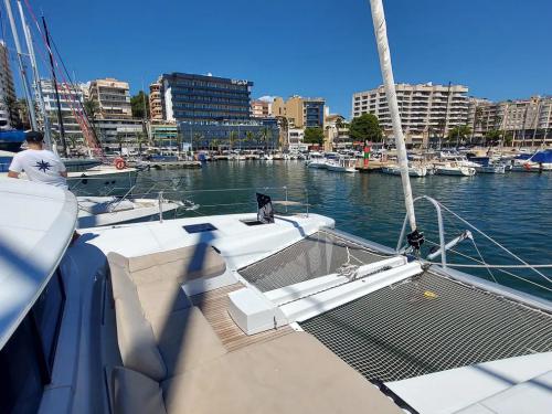 Katamaran Lagoon 50 chartern in Kastel Gomilica