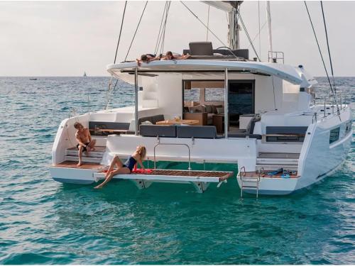 Katamaran Lagoon 50 chartern in Marina Alimos Kalamaki