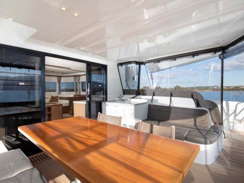 Katamaran Lagoon 50 chartern in Pomer