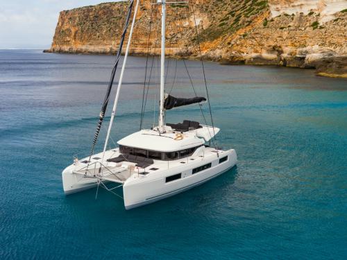 Catamaran Lagoon 50 for rent in Alimos Marina Kalamaki