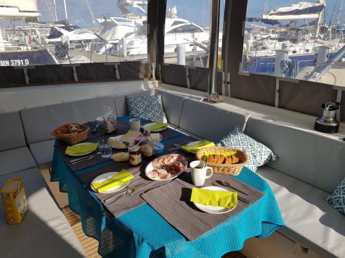 Kat Lagoon 500 chartern in Zea Marina