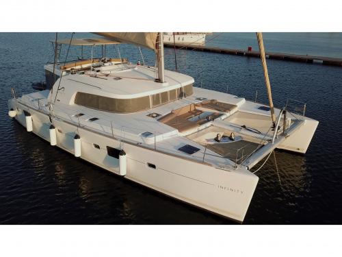 Katamaran Lagoon 500 chartern in Palairos Marina