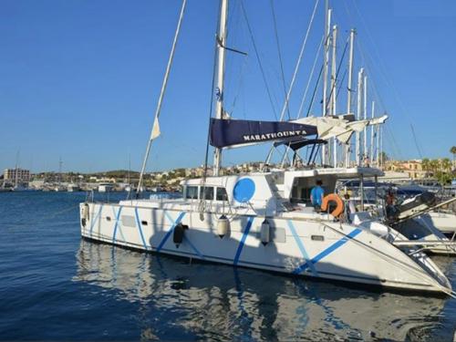Kat Lagoon 500 chartern in Yachthafen von Lavrio