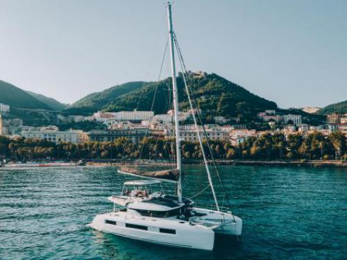 Katamaran Lagoon 51 chartern in Salerno