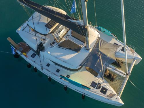 Kat Lagoon 51 chartern in Zea Marina
