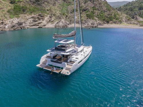 Katamaran Lagoon 51 Yachtcharter in Pomer