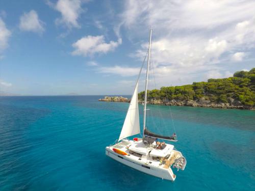 Catamaran Lagoon 52 for charter in Road Harbour
