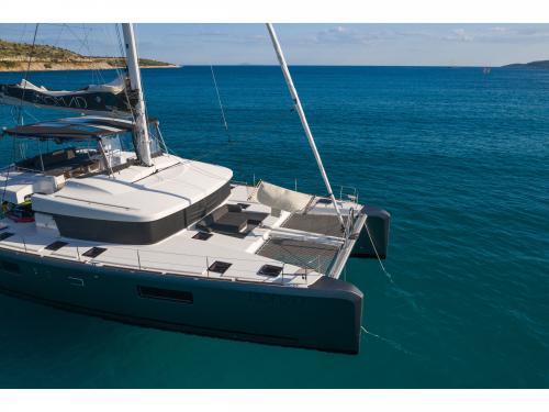 Katamaran Lagoon 52 chartern in Lavrio