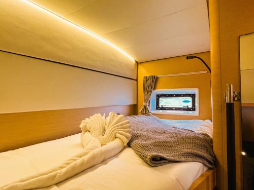 Katamaran Lagoon 52 chartern in Maya Cove