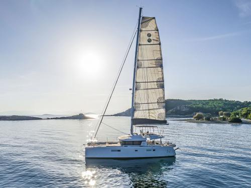 Katamaran Lagoon 52 F chartern in Kallithea