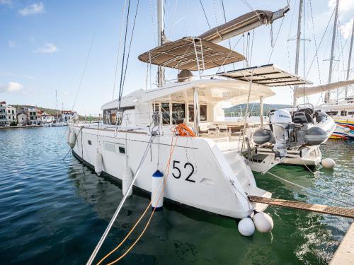 Kat Lagoon 52 F Yachtcharter in Marina Pirovac