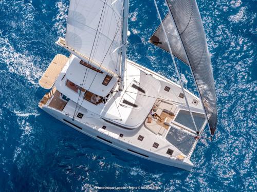 Katamaran Lagoon 55 chartern in English Harbour Town