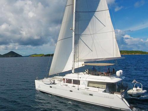 Catamaran Lagoon 560 S2 for rent in Road Harbour