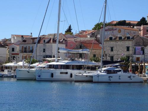 Katamaran Lagoon 560 S2 chartern in Seget