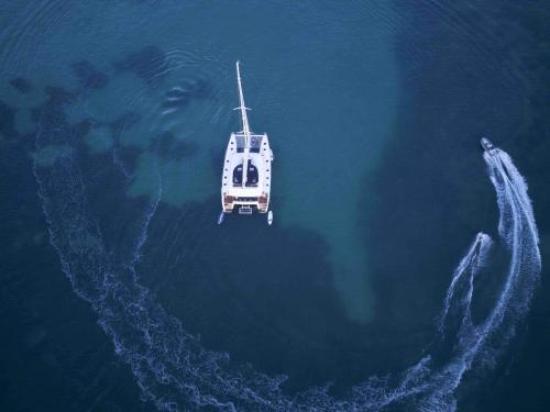 Katamaran Lagoon 620 chartern in Kastel Gomilica