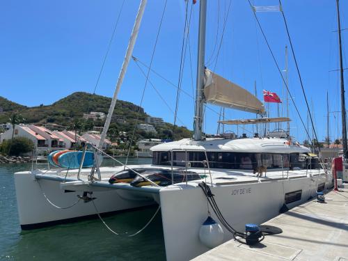 Katamaran Lagoon 620 chartern in Simpson Bay Marina